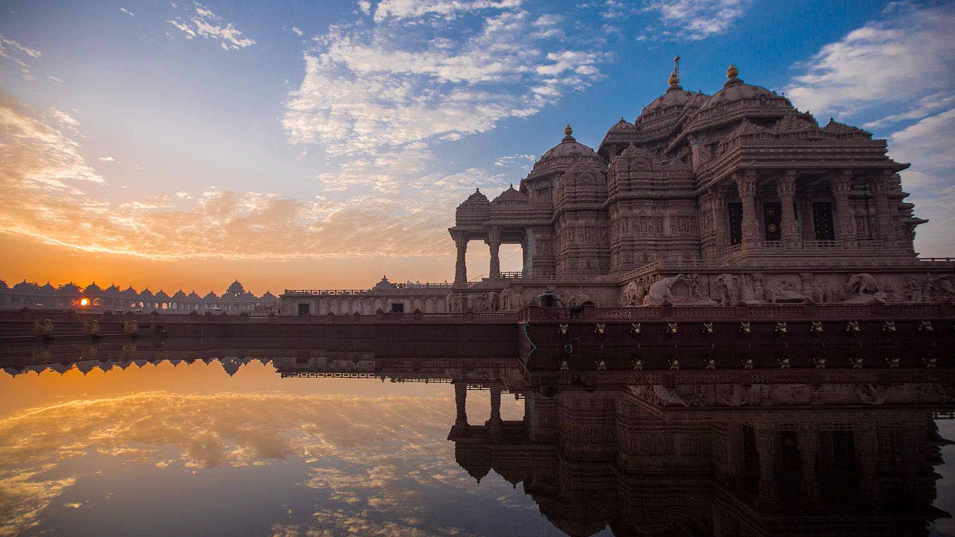 akshardham_monument_with_sarovar-002