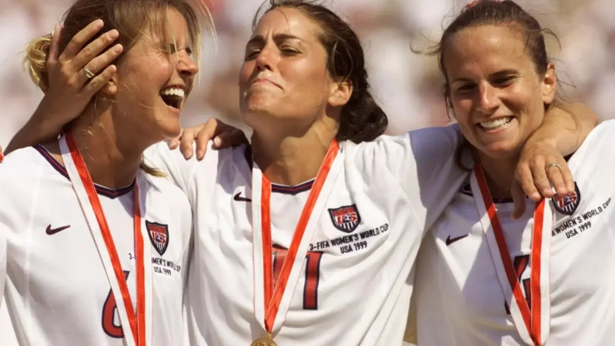Julie Foudy with her Team wins Gold