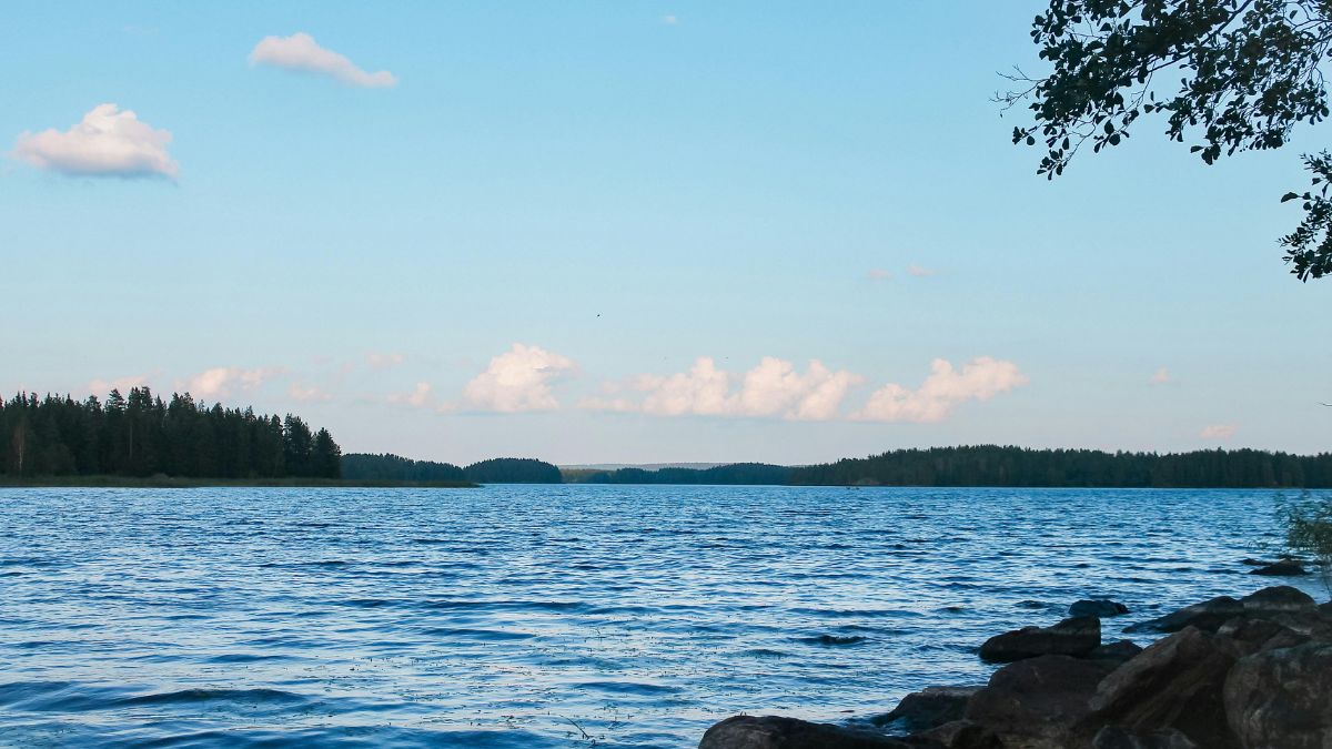 largest freshwater lake