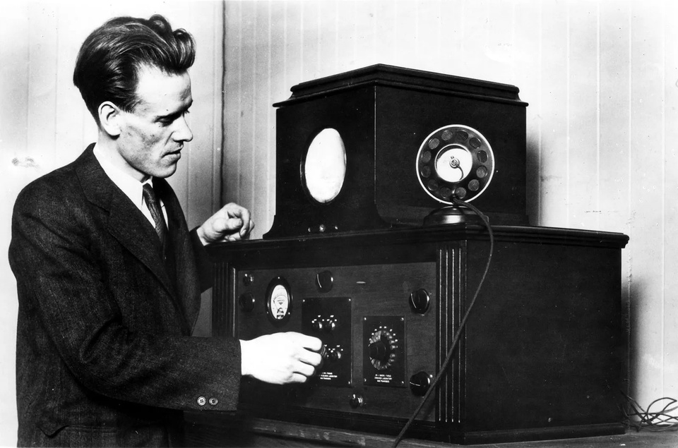 Philo-Farnsworth-with-television-receiver