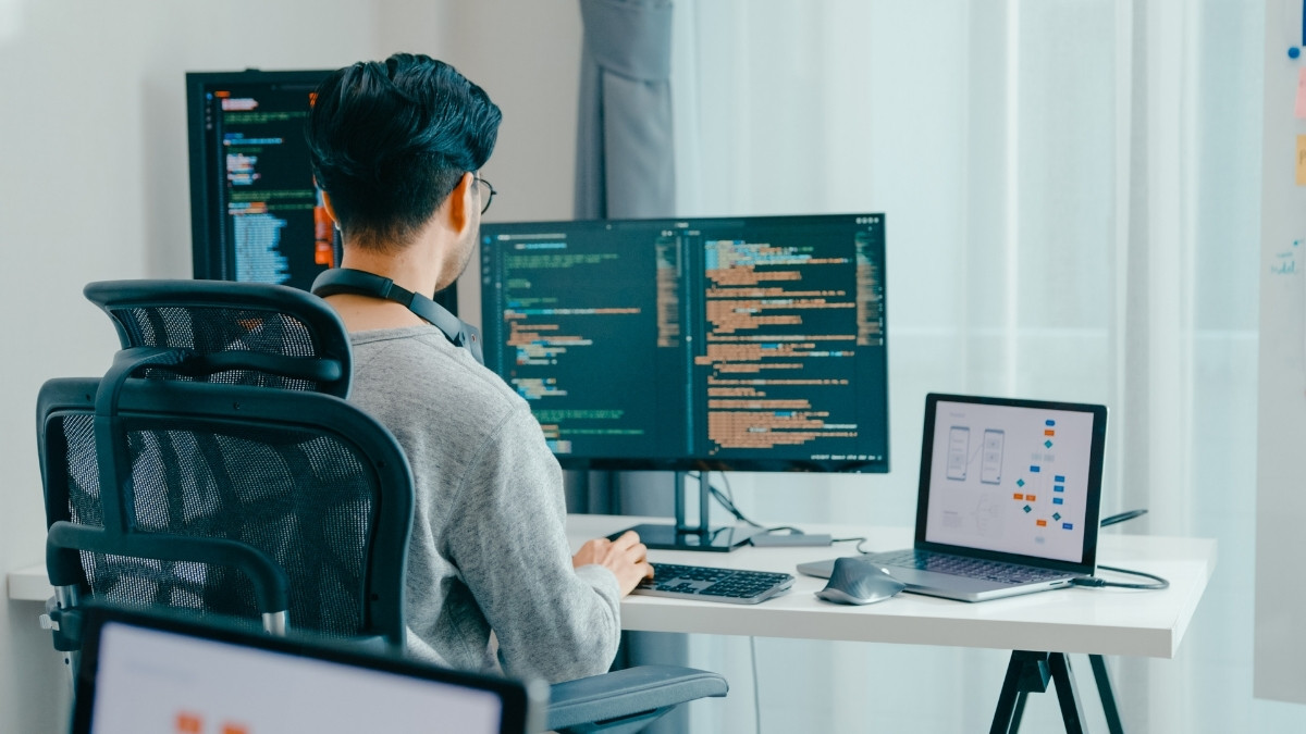 Data-focused and analytics-driven languages are gaining visibility, reinforcing broader industry trends in AI, machine learning, and big data.