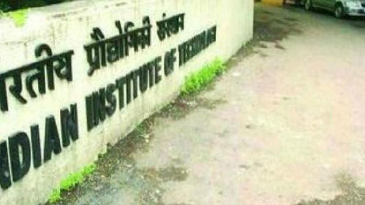 IIT Mandi’s New Innovation: Self-Cleaning Glass That Can Purify Water Using Sunlight