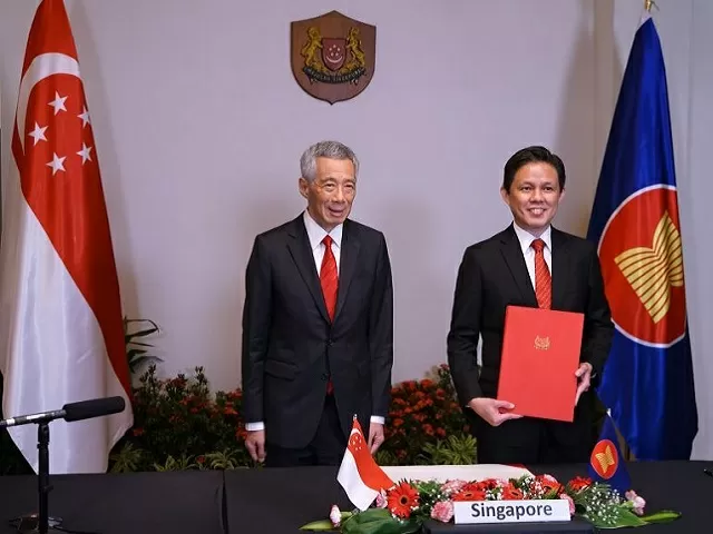 Singapore PM Lee Hsien Loong and Trade and Industry Minister Chan Chun Sing at the 4th RCEP Summit in November 2020