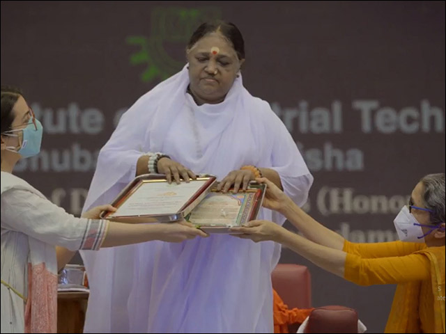 Amma, Sri Mata Amritanandamayi, Receives Honorary Degree From the Kalinga Institute of Industrial Technology