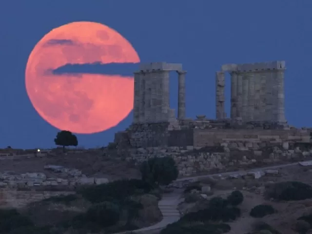 Strawberry Supermoon 2021