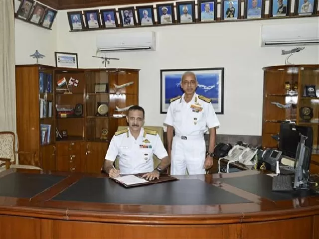 Vice-Admiral Ravneet Singh (L) with Vice Admiral MS Pawar (R) who retired on May 31, 2021, Source: PTI