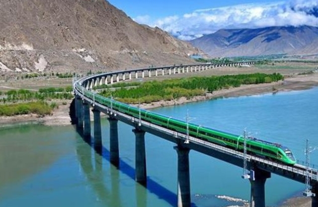चीन ने भारतीय सीमा के पास तिब्बत में पहली पूर्ण विद्युतीकृत बुलेट ट्रेन का किया उद्घाटन