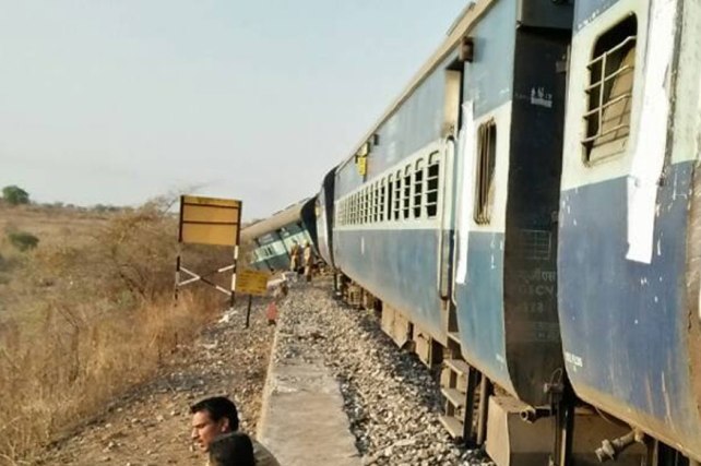 औरंगाबाद-हैदराबाद पैसेंजर ट्रेन भाल्की स्टेशन, कर्नाटक के पास पटरी से उतरी 