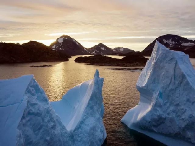 Iceberg breaks off in Antarctica