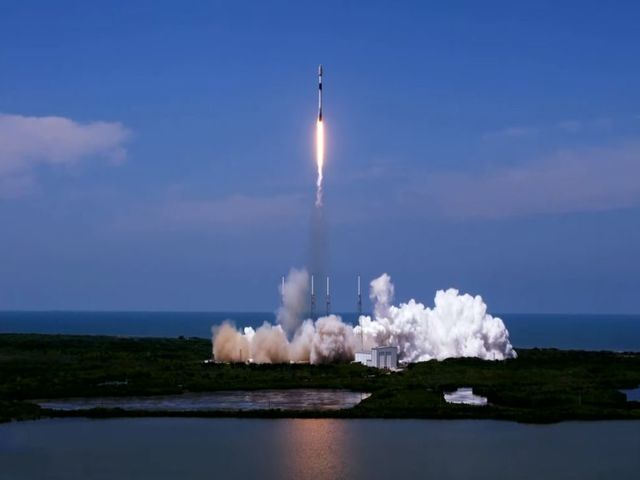 SpaceX Falcon 9 로켓은 60 개 이상의 Starlink 위성을 궤도로 발사합니다.