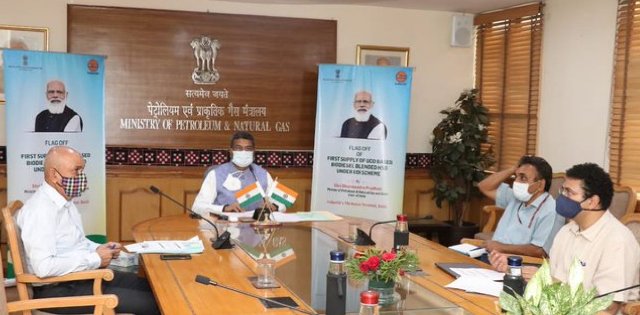 पेट्रोलियम मंत्री धर्मेंद्र प्रधान ने दिखाई यूज्ड कुकिंग-ऑयल बेस्ड बायोडीजल की फर्स्ट सप्लाई को हरी झंडी