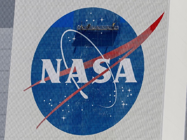 NASA delays human moon landing