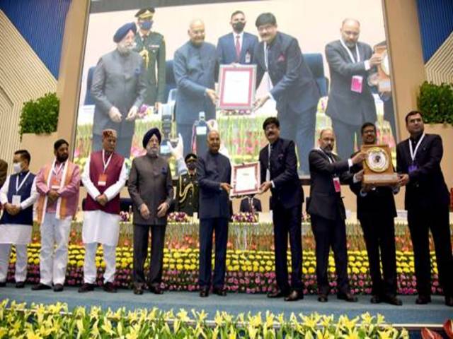 President Ram Nath Kovind giving Swachh Survekshan 2021 Awards; Image: PIB