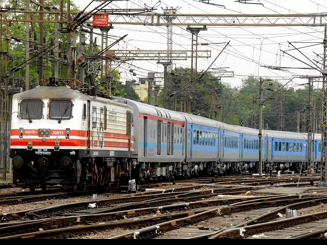 जानें भारतीय रेलवे गुटखे या पान की पीक के निशान को साफ करने में कितने रुपये खर्च करता है?