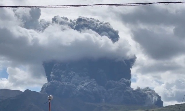 Japan’s Mt Aso erupts: जापान के माउंट एसो ज्वालामुखी में विस्फोट, लोगों को अलर्ट रहने के निर्देश