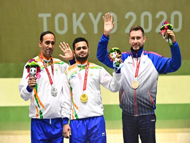 Shooter Manish Narwal (centre), Singhraj Adana (left), Twitter/ Paralympics Games