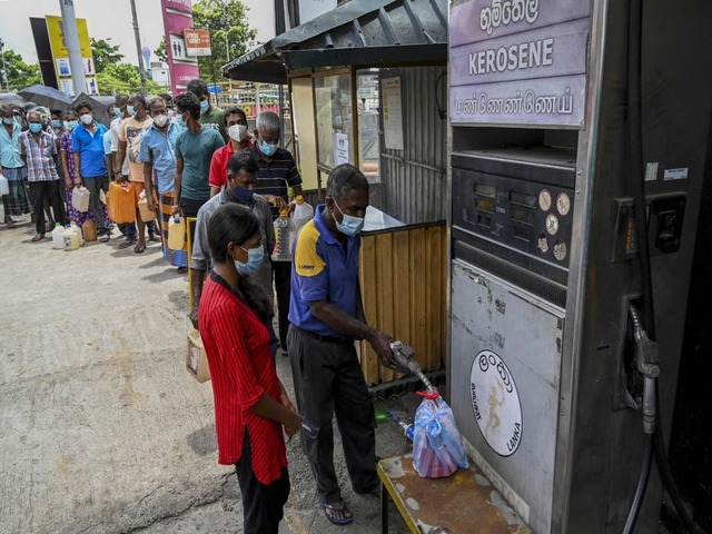 Sri Lanka: Queue of people to buy essential food, Source: AFP