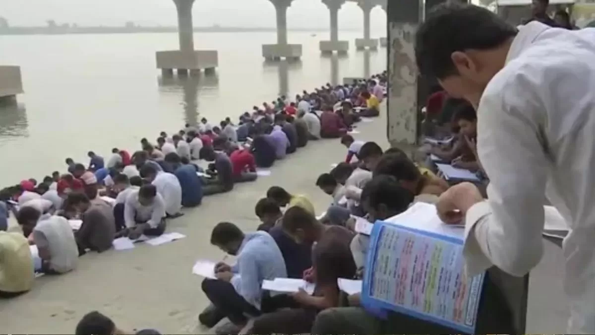 Students studying on ghats in Patna: गंगा किनारे नैया पार लगाने की कोशिश करते छात्र, तस्वीरें हो रही हैं जमकर वायर