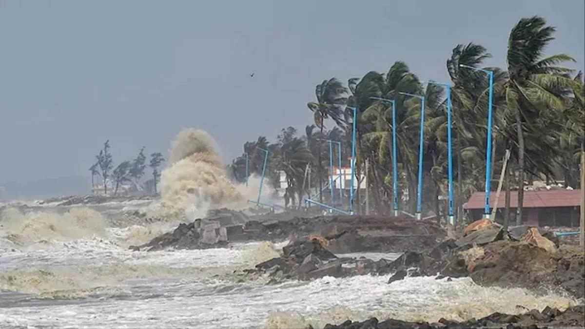 What is Cyclone Mandous hitting Southern India?