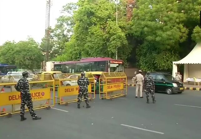 Delhi Lockdown: दिल्ली बढ़ा पूर्ण लॉकडाउन की तरफ, लग सकता है टोटल कर्फ्यू