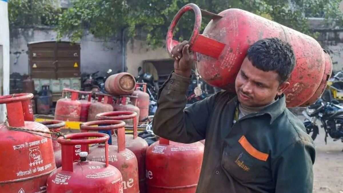 LPG cylinder price hike: एलपीजी गैस सिलेंडर के दाम फिर बढ़े, जानें अब कितने में मिलेगा?