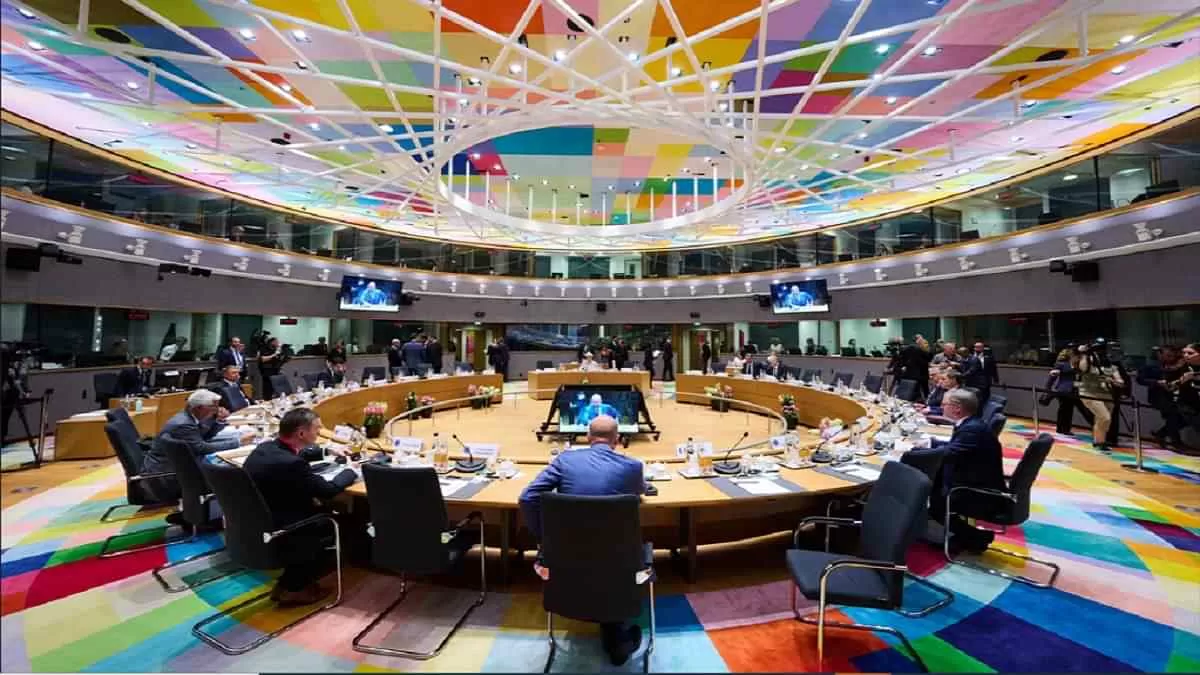 EU leaders grant candidate status to Ukraine, Moldova