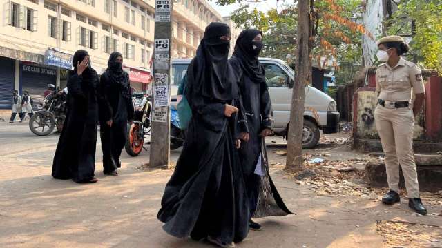 कर्नाटक हाईकोर्ट का बड़ा फैसला, हिजाब पहनना इस्लाम का अभिन्न हिस्सा नहीं