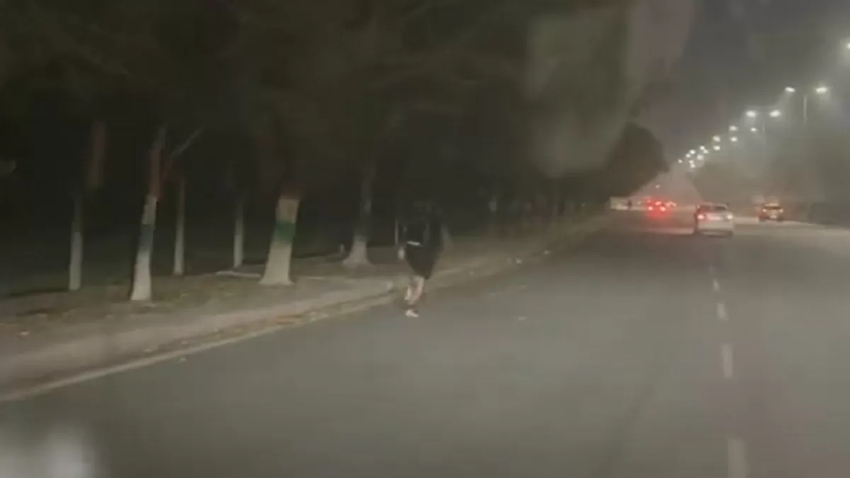 Viral Video Boy Running on the Noida Street