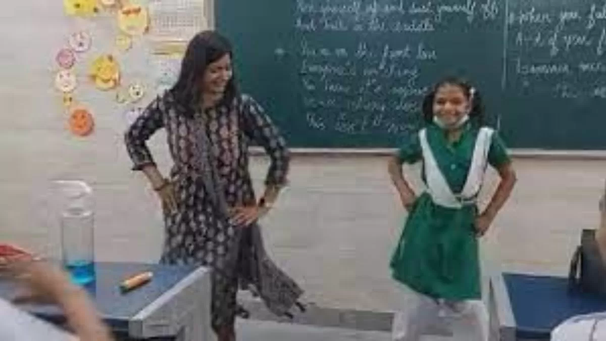 delhi-government-school-teacher-student-dance-viral-video