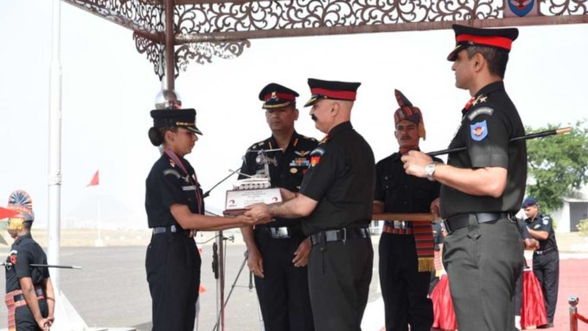जानें कौन हैं Captain Abhilasha Barak, जो बनीं देश की पहली महिला कॉम्बैट एविएटर