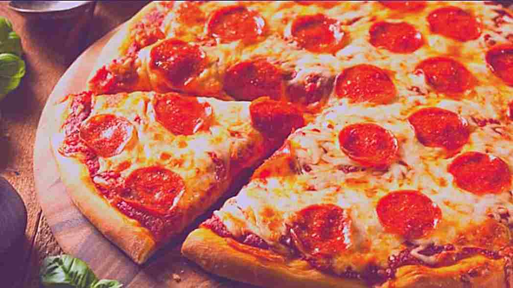 Ewww! From where did the ant come near the delicious pizza? Find the hidden ant in this optical illusion image 