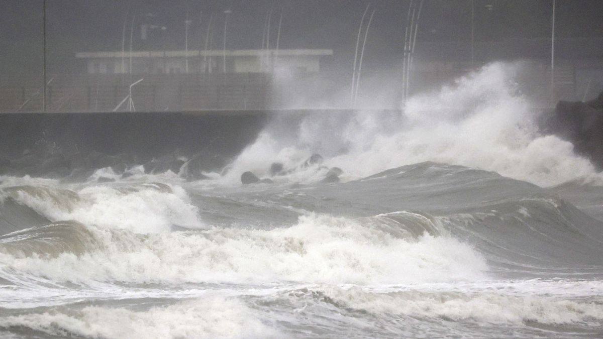 Typhoon Nanmadol Hits Japan: 9 Million Forced To Evacuate Homes