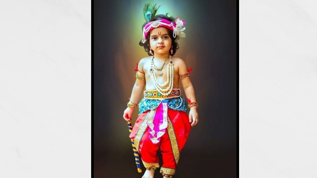 Kolkata, India. 02nd Sep, 2018. Indian girl dress in Radha attire sits with  her brother in Lord Krishna attire during the Janmastami festival at a  temple. Indian children dress up like Lord