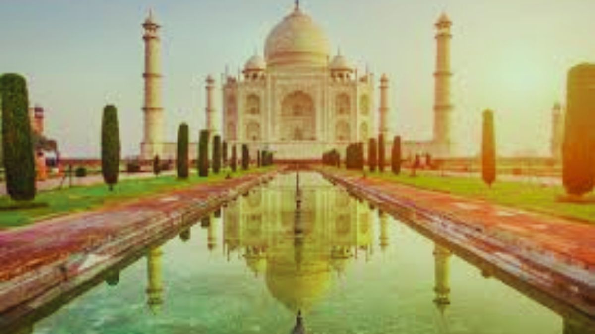 Why is the color of Taj Mahal changing?