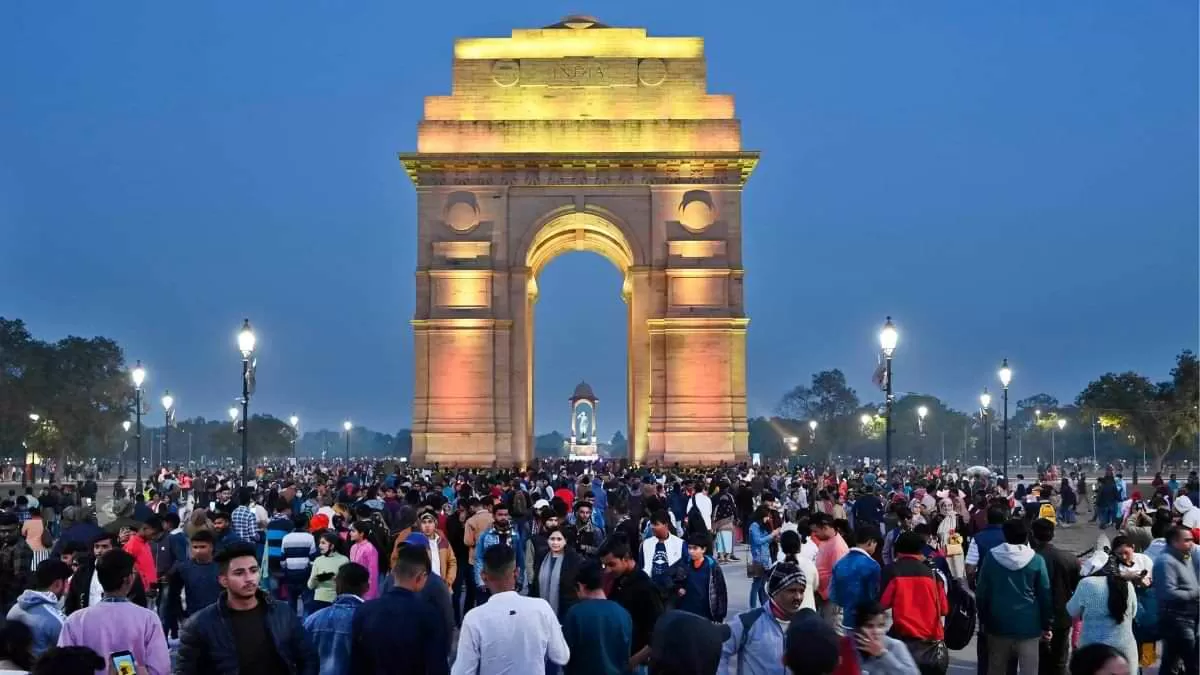 क्या आबादी के मामले में चीन को पीछे छोड़ चुका है भारत? यहाँ देखें रिपोर्ट