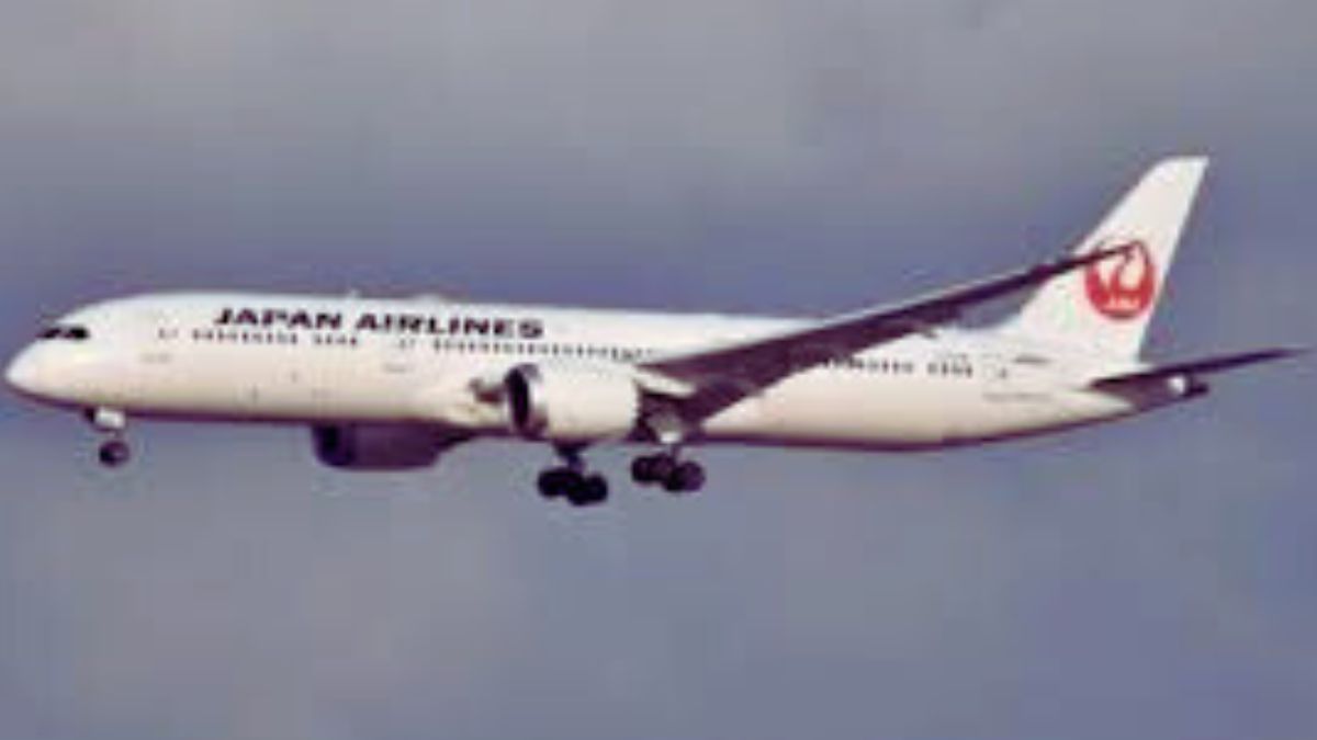 What is the rent-clothes-on-arrival scheme by Japan Airlines?