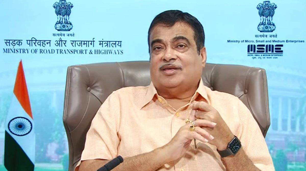 Nitin Gadkari introduces Methanol blended fuel Buses to start off in Bangalore