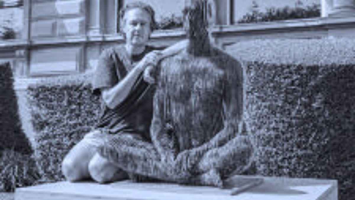 Look at the mesmerizing see through sculpture by Julian Voss- Andreae. Read on to know more about the artist.