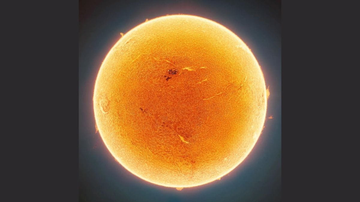 Optical Illusion: Can you find the International Space Station passing the sun in 8 seconds? 