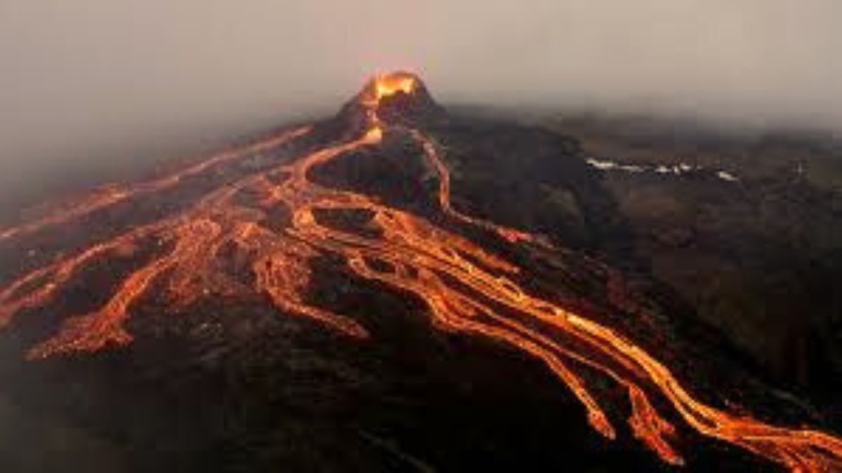 10 Volcanoes in the United States and Their Histories