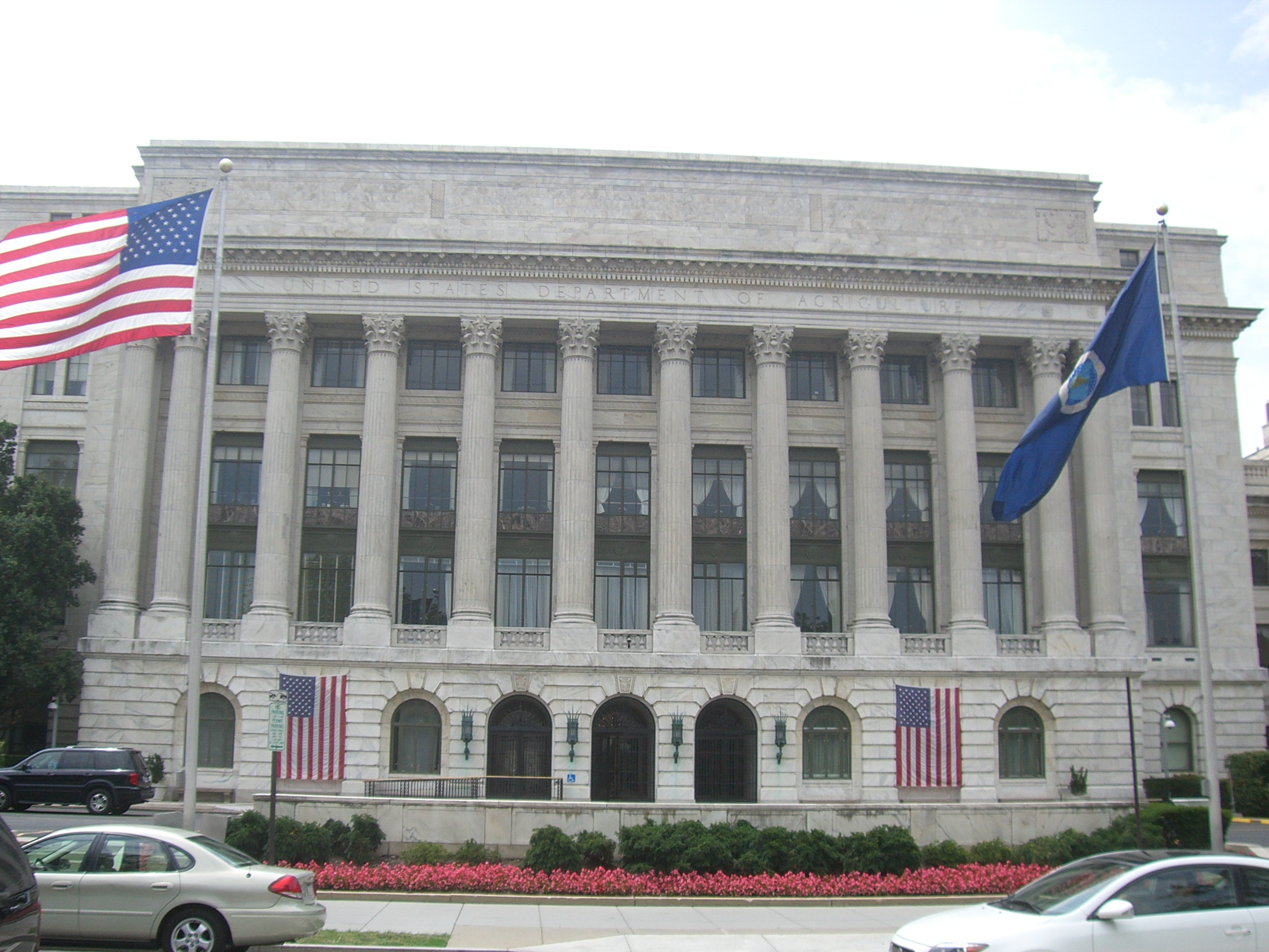 What does the U.S. Department of Agriculture do? Check Features and Roles