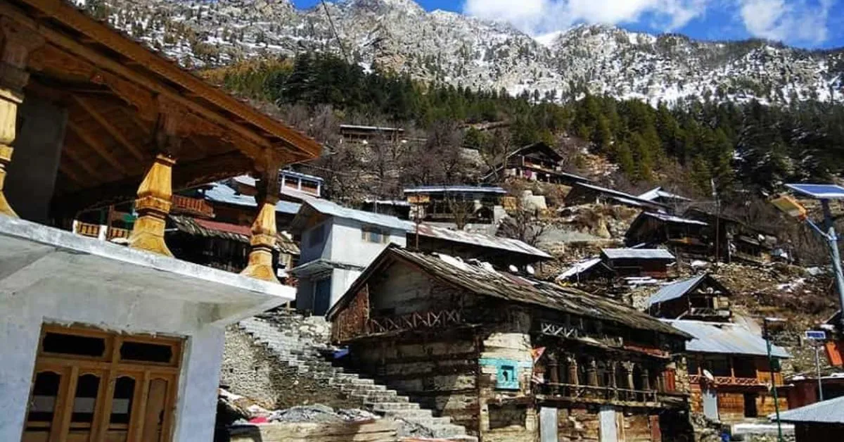 धराली, गंगोत्री जाने वाले हाईवे के अंतिम छोर के पास के आखिरी पड़ावों में से एक है, जहाँ भागीरथी नदी बहती है, जिसे गंगा की पवित्र उद्गम धारा माना जाता है।
