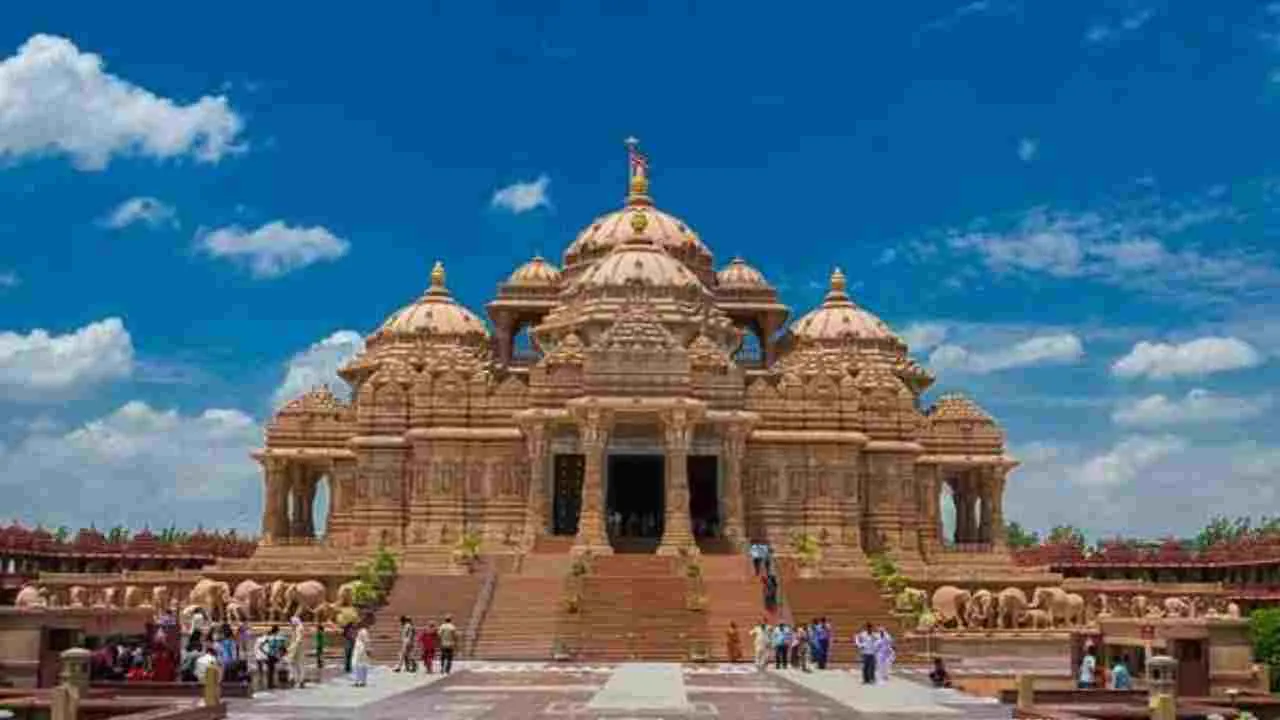 which is the biggest temple in delhi