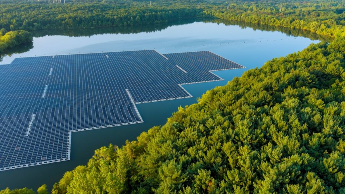 Which is the largest floating solar power plant in India?
