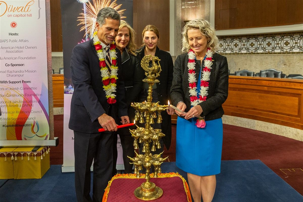 5 Unique Ways Indian-Americans Celebrate Diwali Across the U.S., Check Times Square Ceremony!
