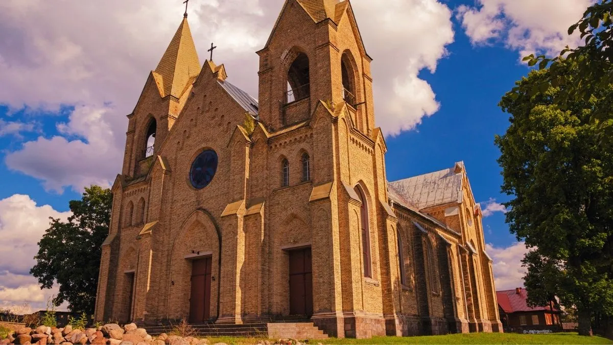Top 7 Largest Churches in the U.S. by Size!