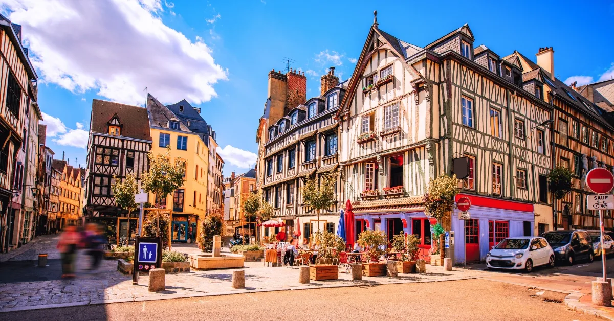 Which Place is Known as the Mini Paris of India?