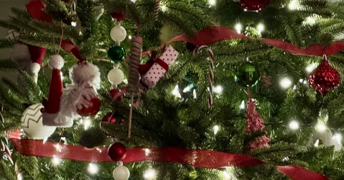 This Christmas Tree Hides a Cat and Only 3% People With 6/6 Vision Can Find it