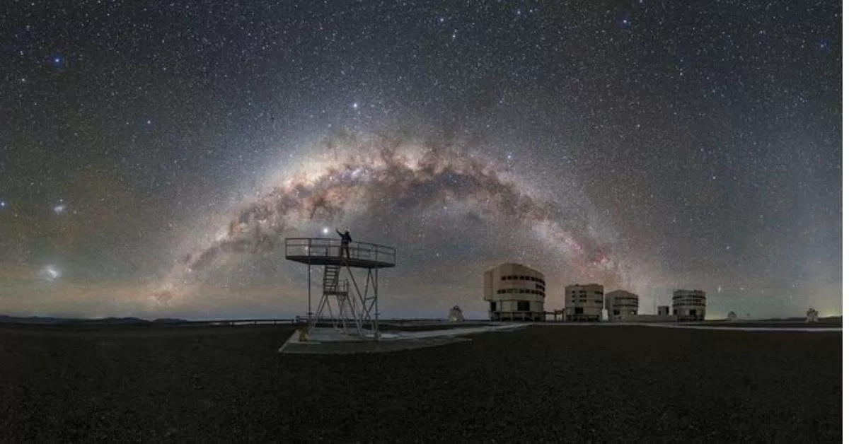 The clear, star-filled skies above ESO’s Paranal Observatory, home to the Very Large Telescope (VLT), offer stunning celestial views. Amid this brilliance, Jupiter stands out as a bright object in the