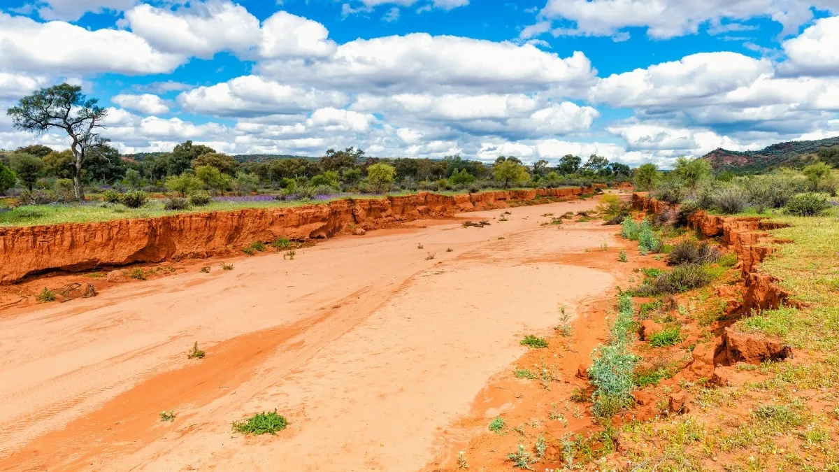 Which Country has No Rivers?